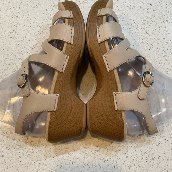 Dansko Size 39 EU 8.5-9  US Leather Strap Open Toe Beige Sandals - Picture 12 of 15